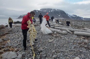 Beach Clean-up Spitsbergen met Ocean Wide