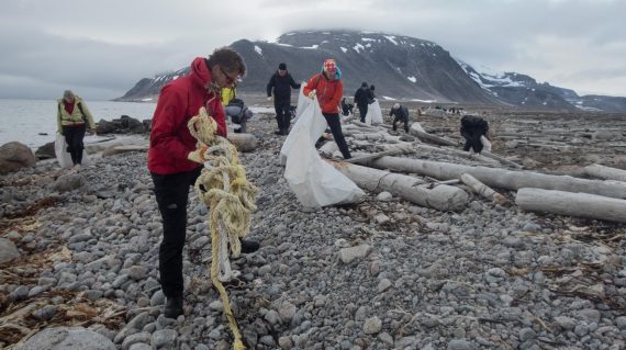 Beach Clean-up Spitsbergen met Ocean Wide
