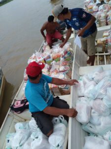 Voedselpakketten voor Amazone tijdens COVID