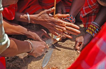 Vuur maken bij de Maasai © All for Nature Travel
