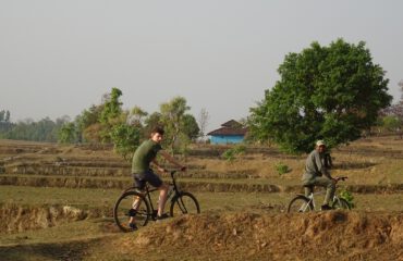 met de mountainbike door Kanha bufferzone ©All for Nature Travel