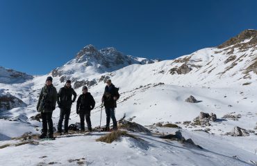 De berg op met sneeuwschoenen