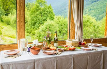 Bunea Wildernishut aan tafel