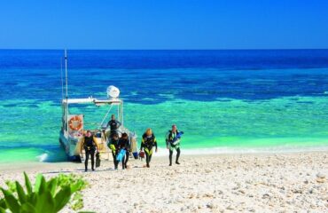 Lady Elliot Island Eco Resort Disembarking-the-dive-boat