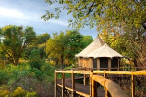 Op weg naar uw suite van Nambwa Tented Lodge