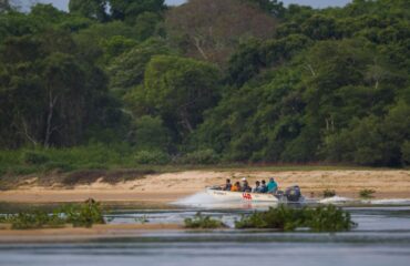 Op safari vanaf de boot ©Pantanal rivercruise BNT
