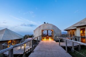 The-Highlands-Walkway-to-main-area-after-sunset